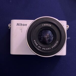 Nikon 1 J1 Camera (white)